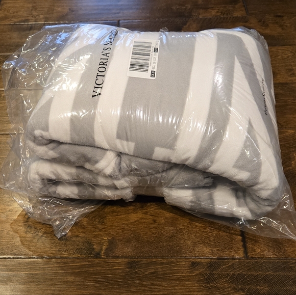 NWT PINK By Victoria's Secret Blanket In Pink And Gray - Picture 7 of 7